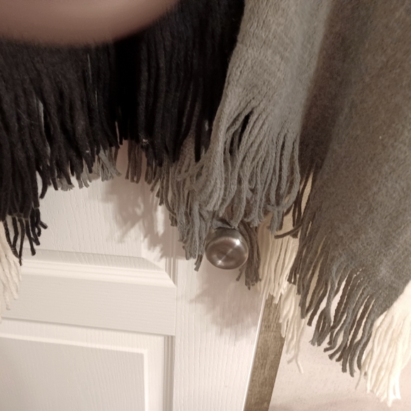 Ladies Poncho/Collared Throw Over. NWT. - Picture 3 of 4